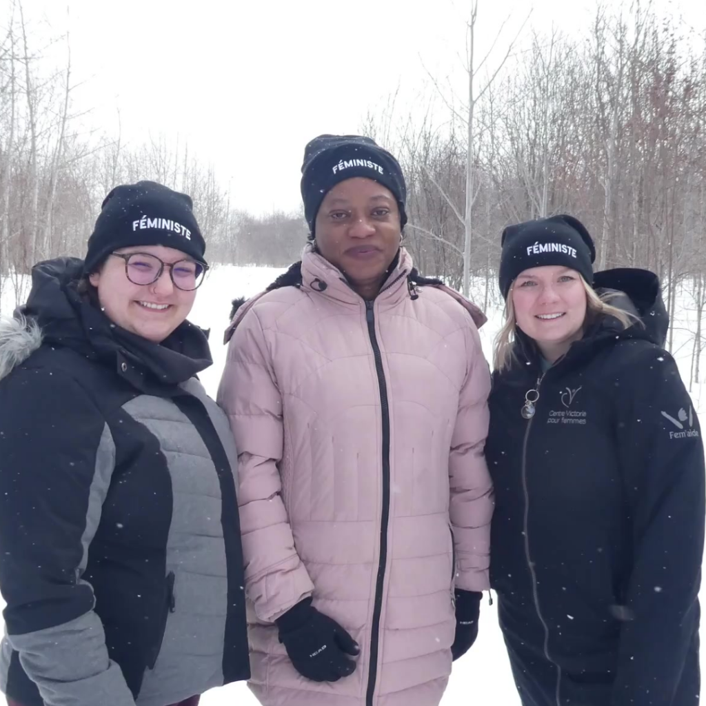 L'équipe du CVF Sudbury avec les tuques de féministe.